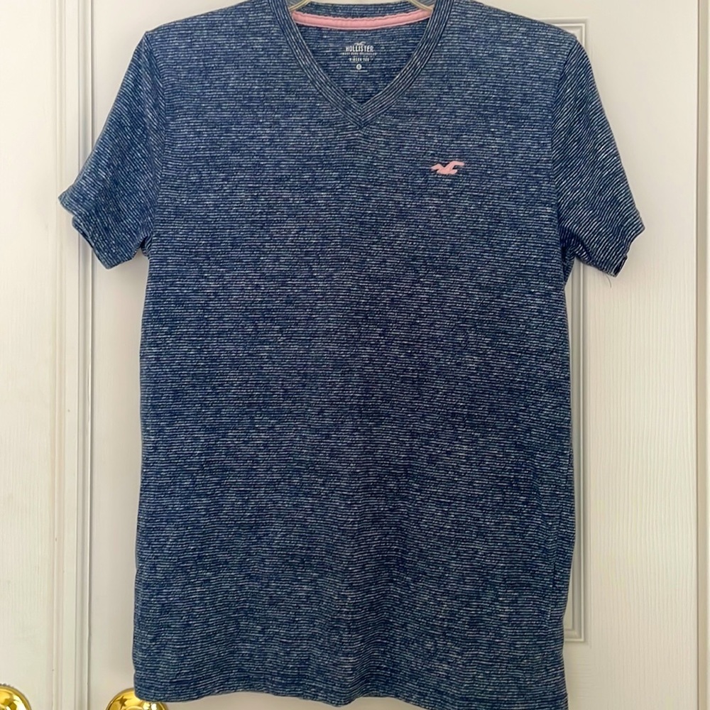Mens Hollister v-neck tee, size S